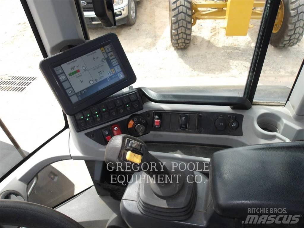 CAT 926M Iekrāvēji uz riteņiem