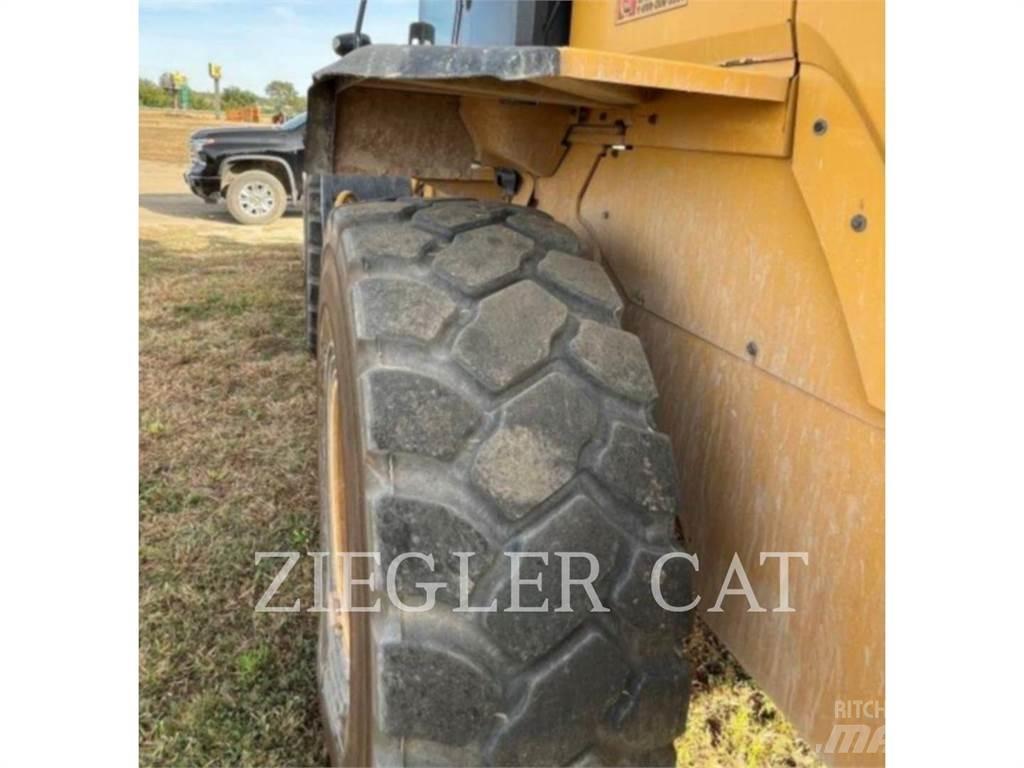 CAT 926M Iekrāvēji uz riteņiem