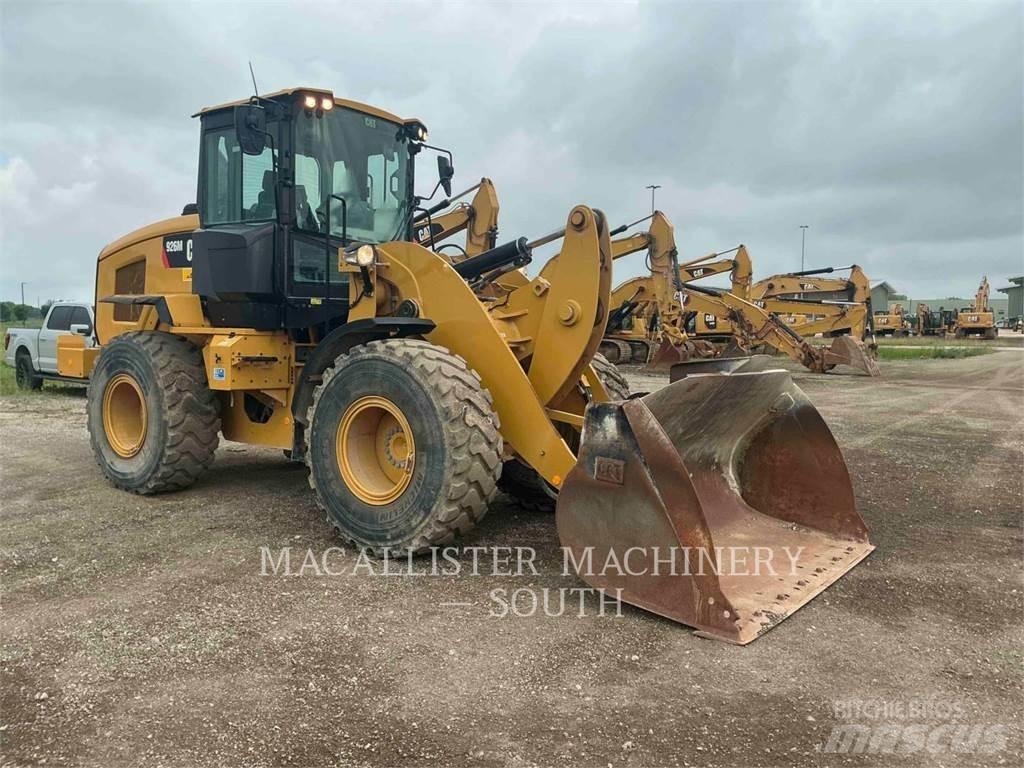 CAT 926M Iekrāvēji uz riteņiem