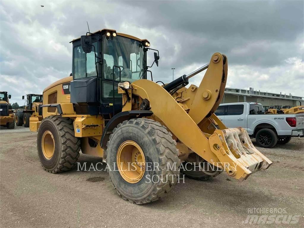 CAT 926M Iekrāvēji uz riteņiem