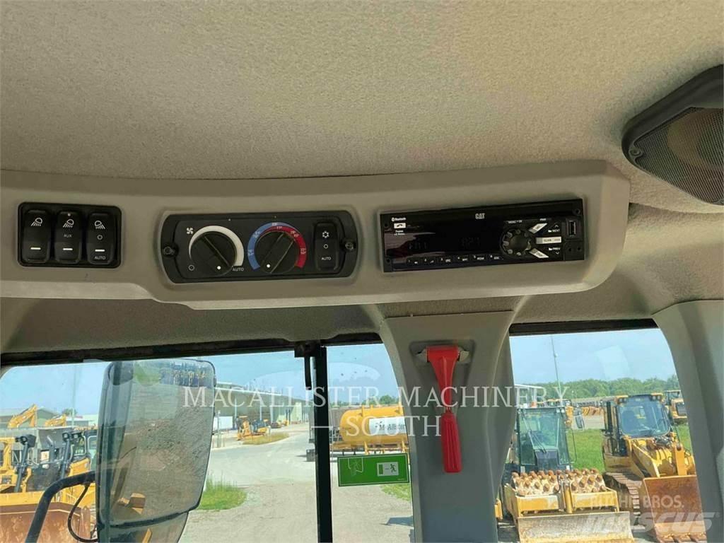 CAT 926M Iekrāvēji uz riteņiem