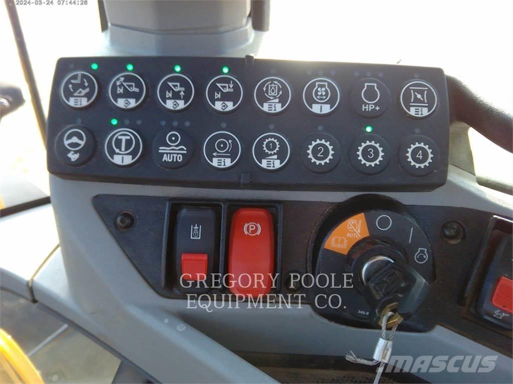 CAT 926M Iekrāvēji uz riteņiem