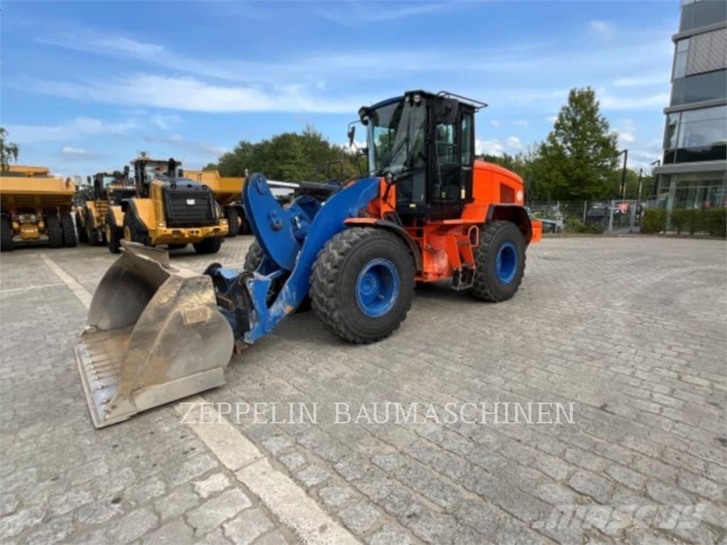 CAT 926M Iekrāvēji uz riteņiem