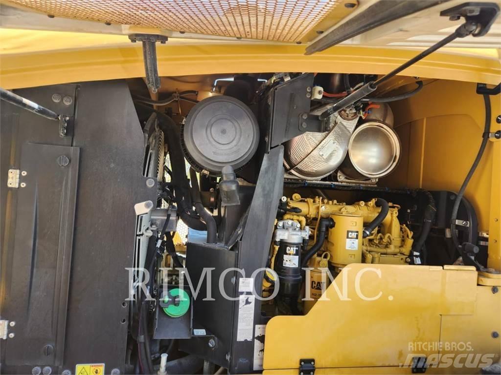 CAT 930 Iekrāvēji uz riteņiem