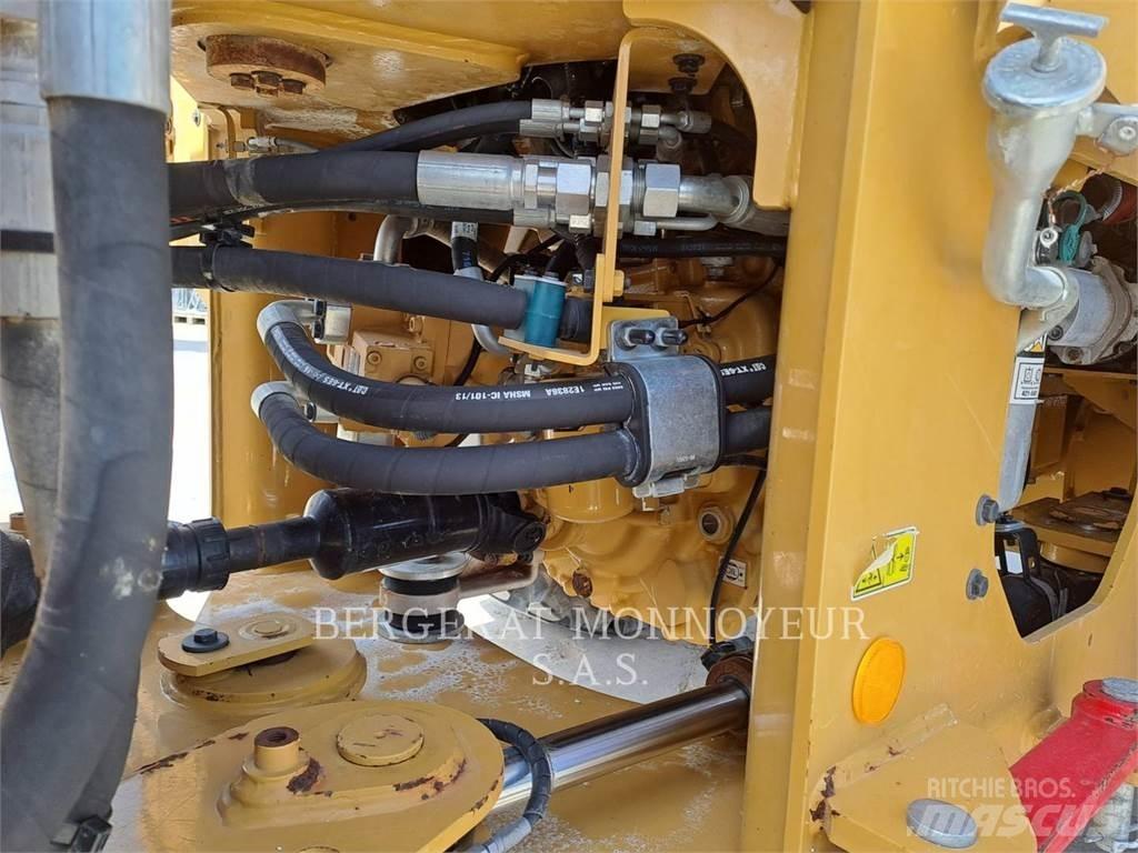 CAT 930M Iekrāvēji uz riteņiem