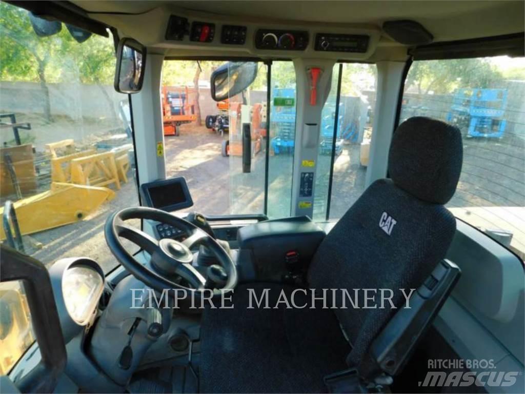 CAT 930M Iekrāvēji uz riteņiem