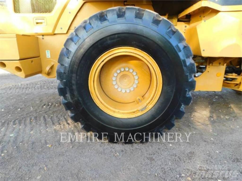 CAT 930M Iekrāvēji uz riteņiem