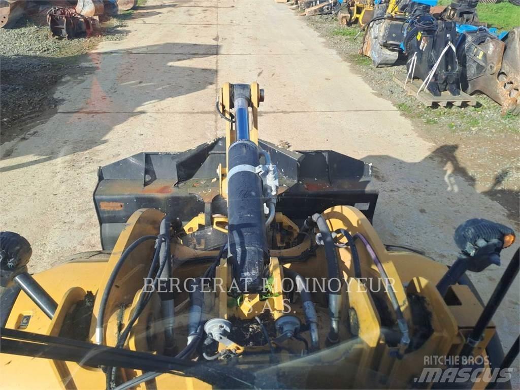 CAT 930M Iekrāvēji uz riteņiem