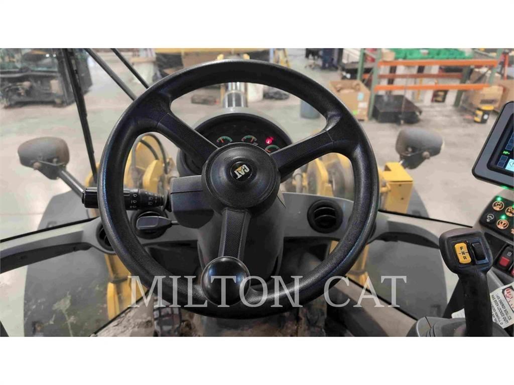 CAT 930M Iekrāvēji uz riteņiem