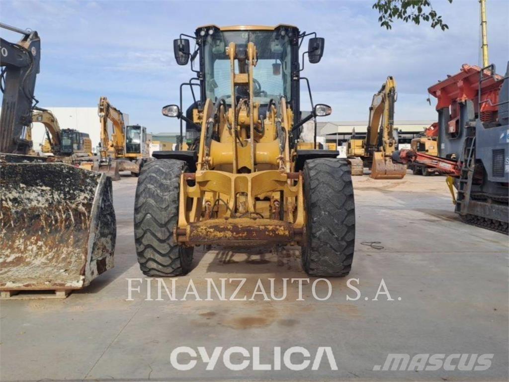 CAT 930M Iekrāvēji uz riteņiem