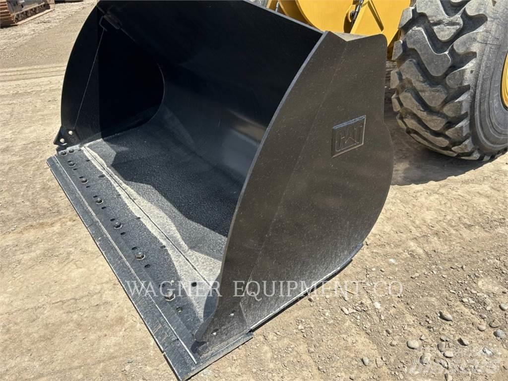 CAT 930M Iekrāvēji uz riteņiem