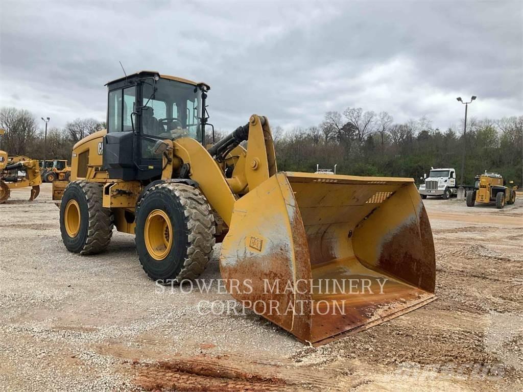 CAT 930M Iekrāvēji uz riteņiem
