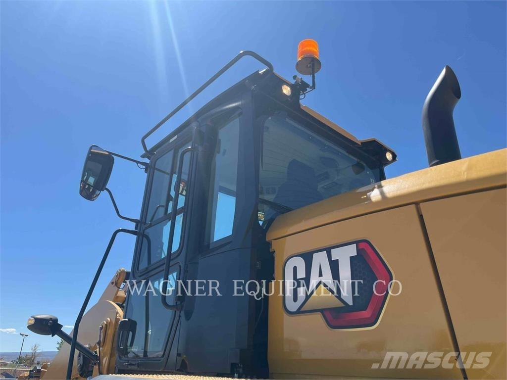 CAT 930M Iekrāvēji uz riteņiem