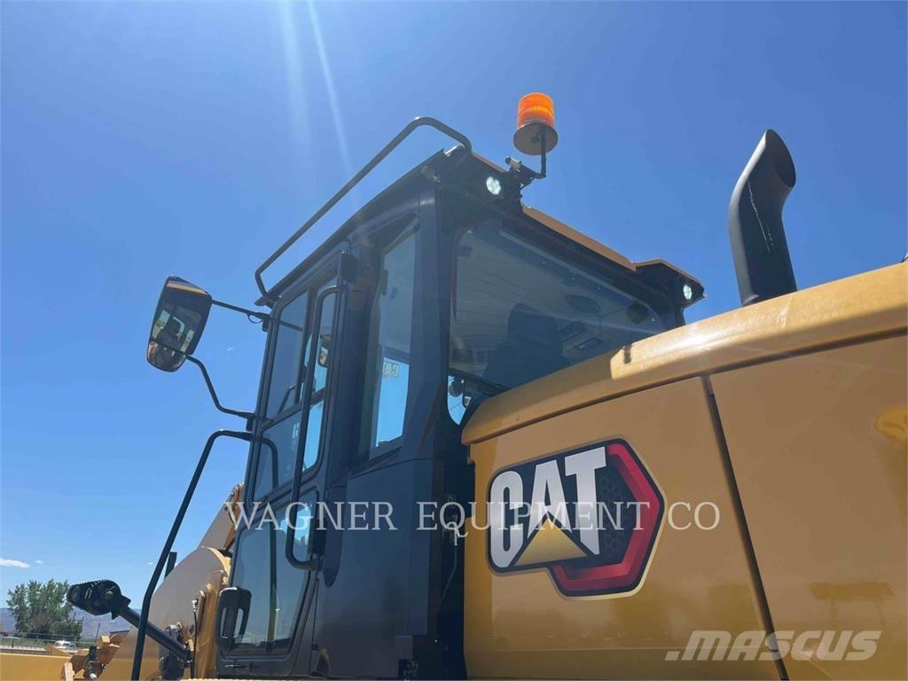 CAT 930M Iekrāvēji uz riteņiem