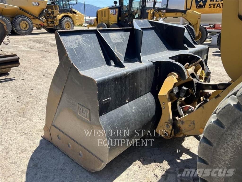 CAT 930M Iekrāvēji uz riteņiem