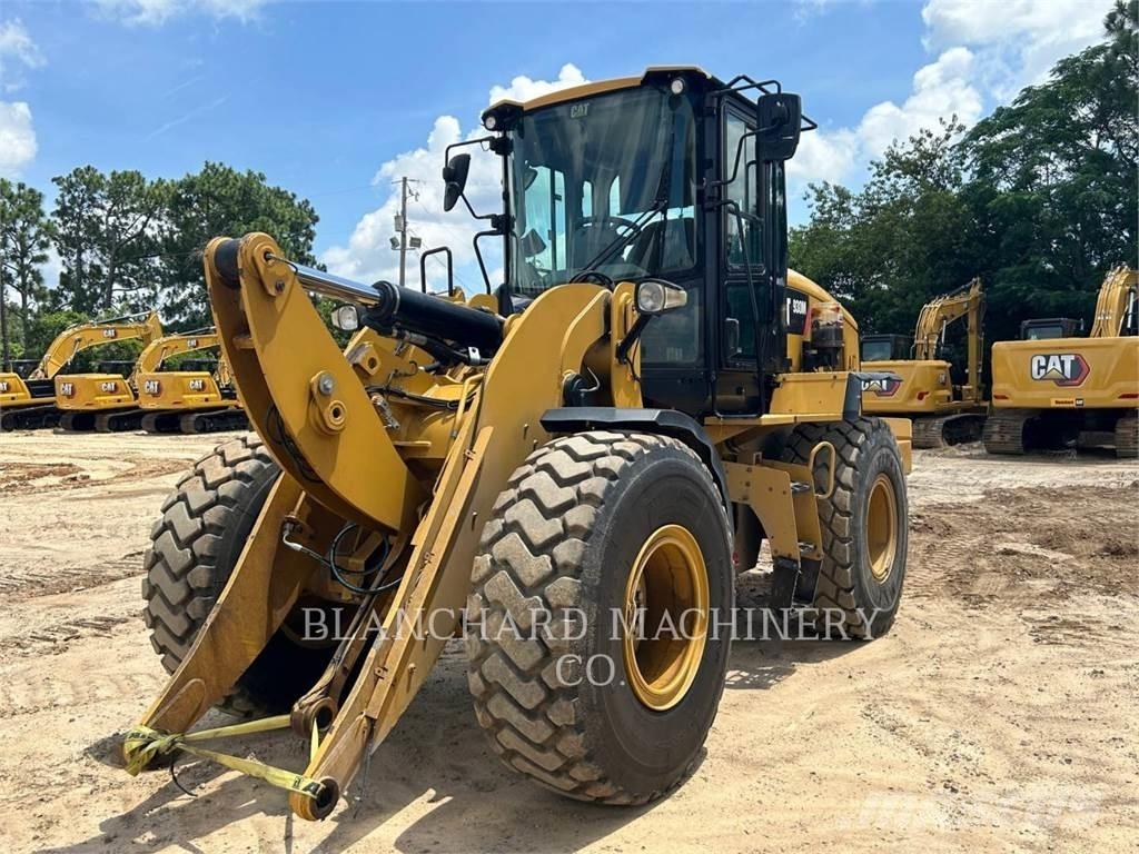 CAT 930M Iekrāvēji uz riteņiem