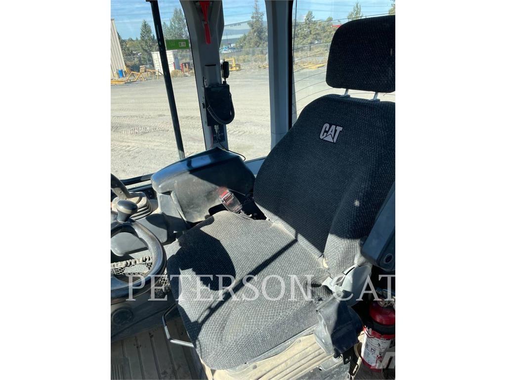 CAT 930M Iekrāvēji uz riteņiem