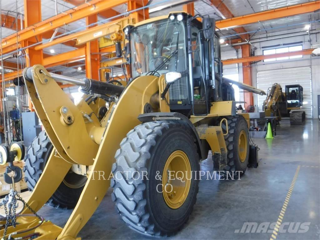 CAT 930M Iekrāvēji uz riteņiem