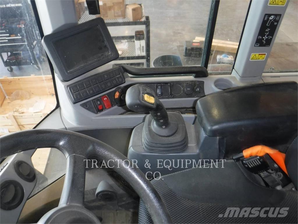 CAT 930M Iekrāvēji uz riteņiem