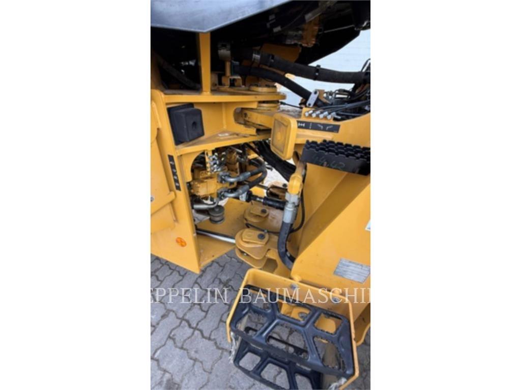 CAT 930M Iekrāvēji uz riteņiem
