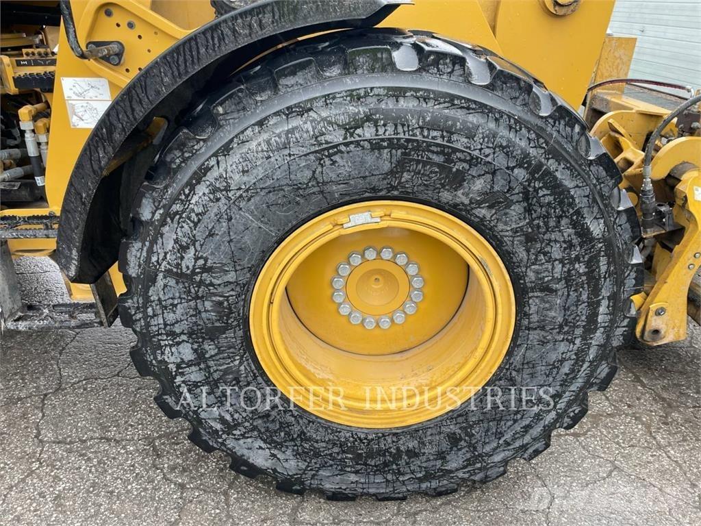 CAT 930M Iekrāvēji uz riteņiem