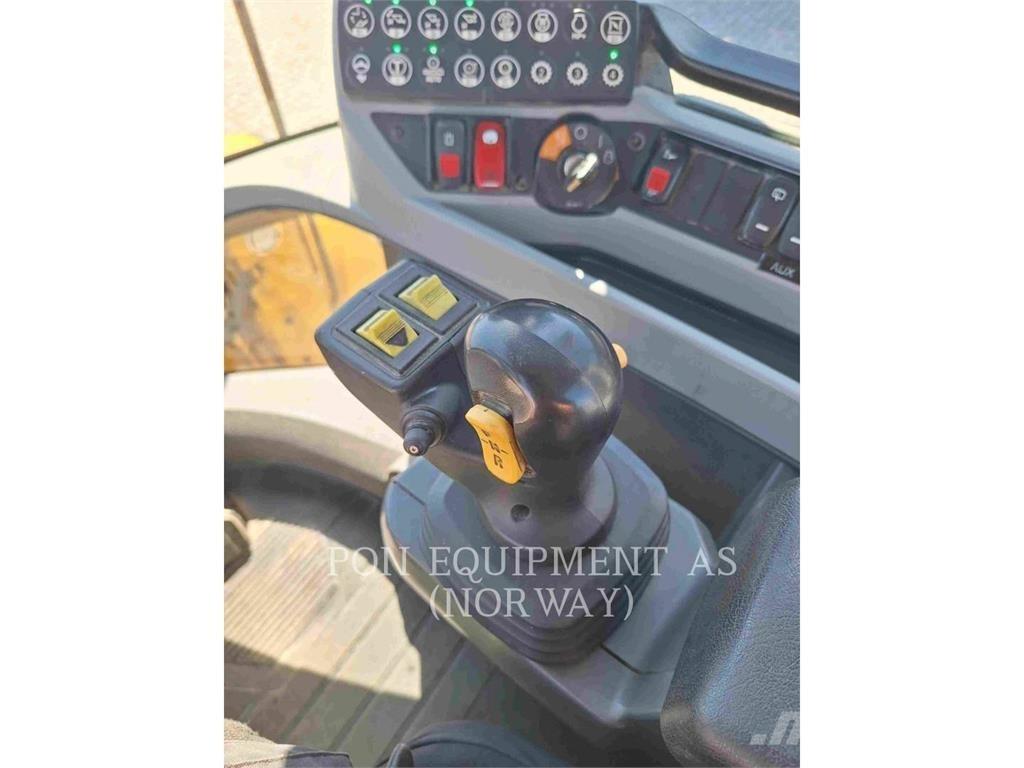 CAT 930M Iekrāvēji uz riteņiem