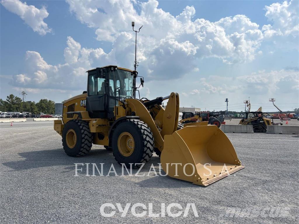 CAT 930M Iekrāvēji uz riteņiem