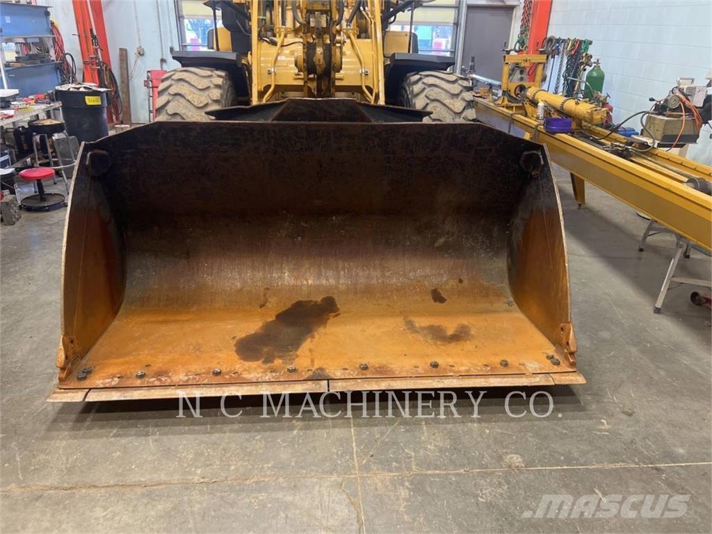 CAT 930M Iekrāvēji uz riteņiem