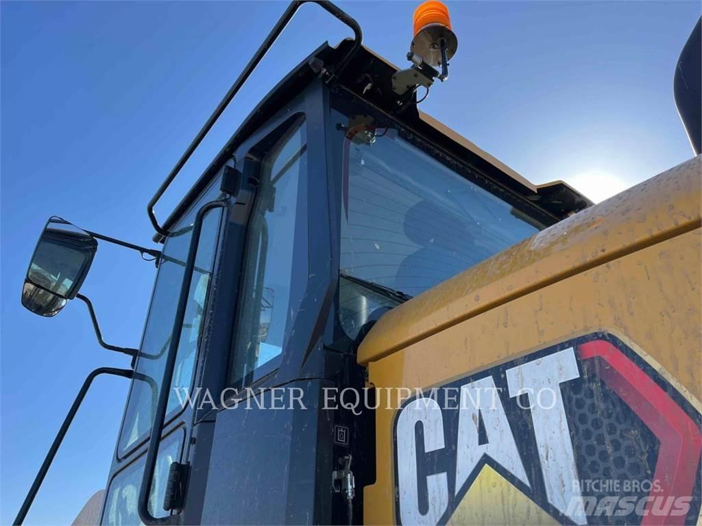 CAT 938 Iekrāvēji uz riteņiem
