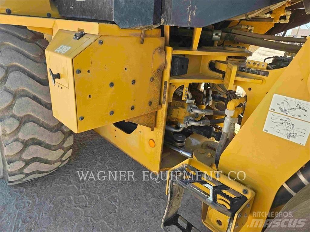 CAT 938M Iekrāvēji uz riteņiem