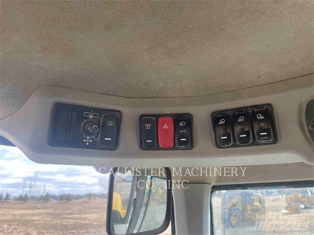 CAT 938M Iekrāvēji uz riteņiem