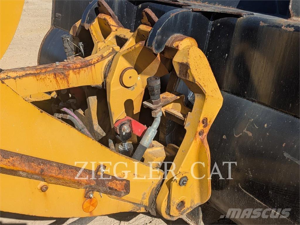 CAT 938M Iekrāvēji uz riteņiem