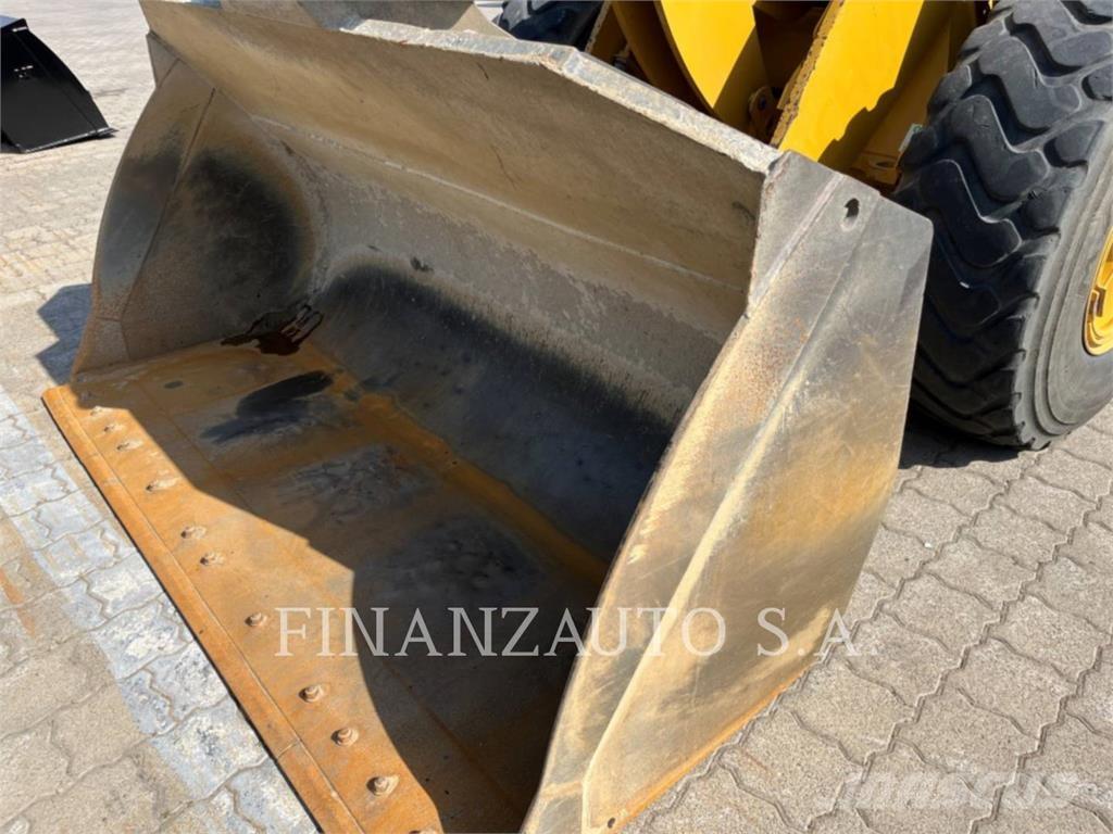 CAT 938M Iekrāvēji uz riteņiem