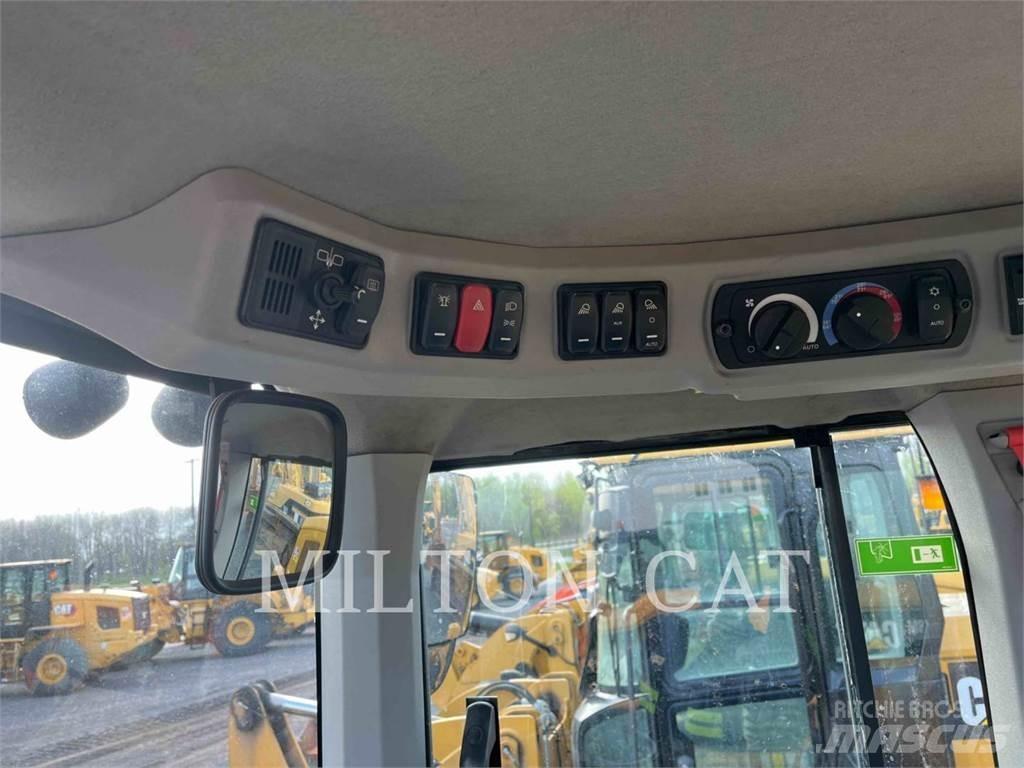 CAT 938M 2V Iekrāvēji uz riteņiem