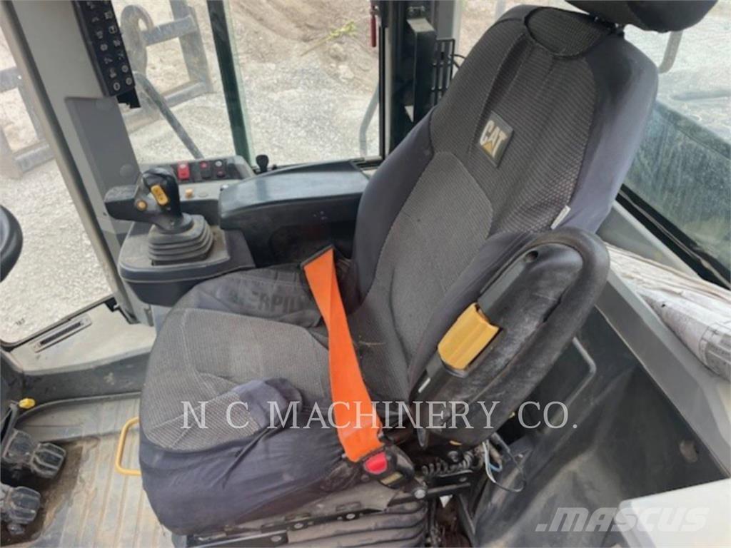 CAT 950M Iekrāvēji uz riteņiem