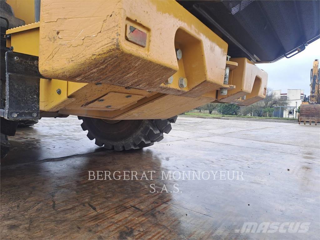 CAT 950M Iekrāvēji uz riteņiem