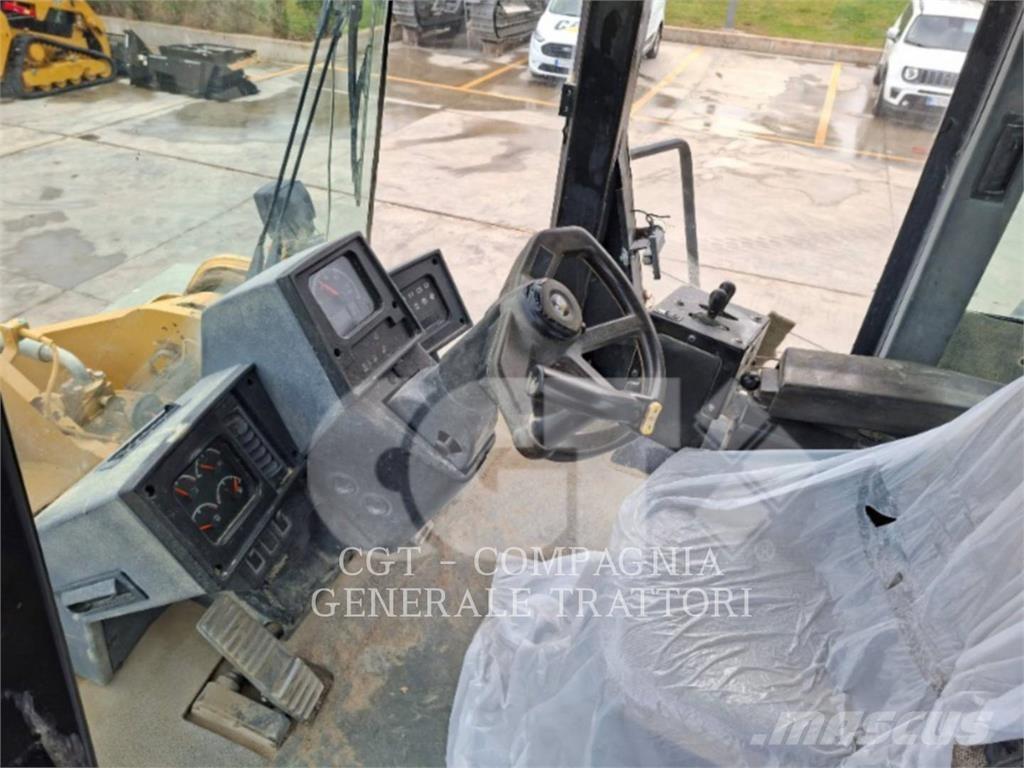 CAT 966 Iekrāvēji uz riteņiem