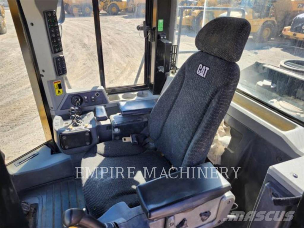 CAT 966K Iekrāvēji uz riteņiem