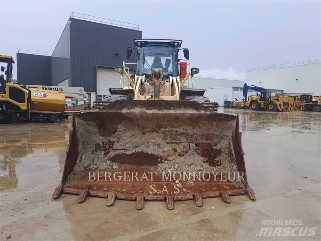 CAT 966M Iekrāvēji uz riteņiem