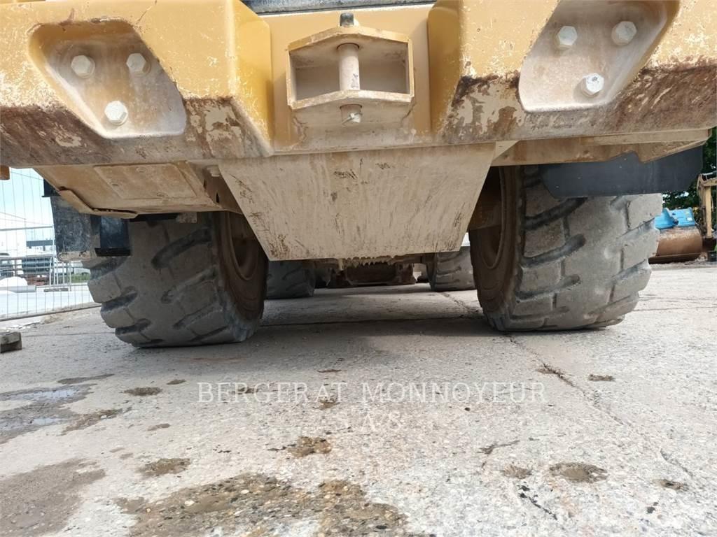 CAT 966M Iekrāvēji uz riteņiem