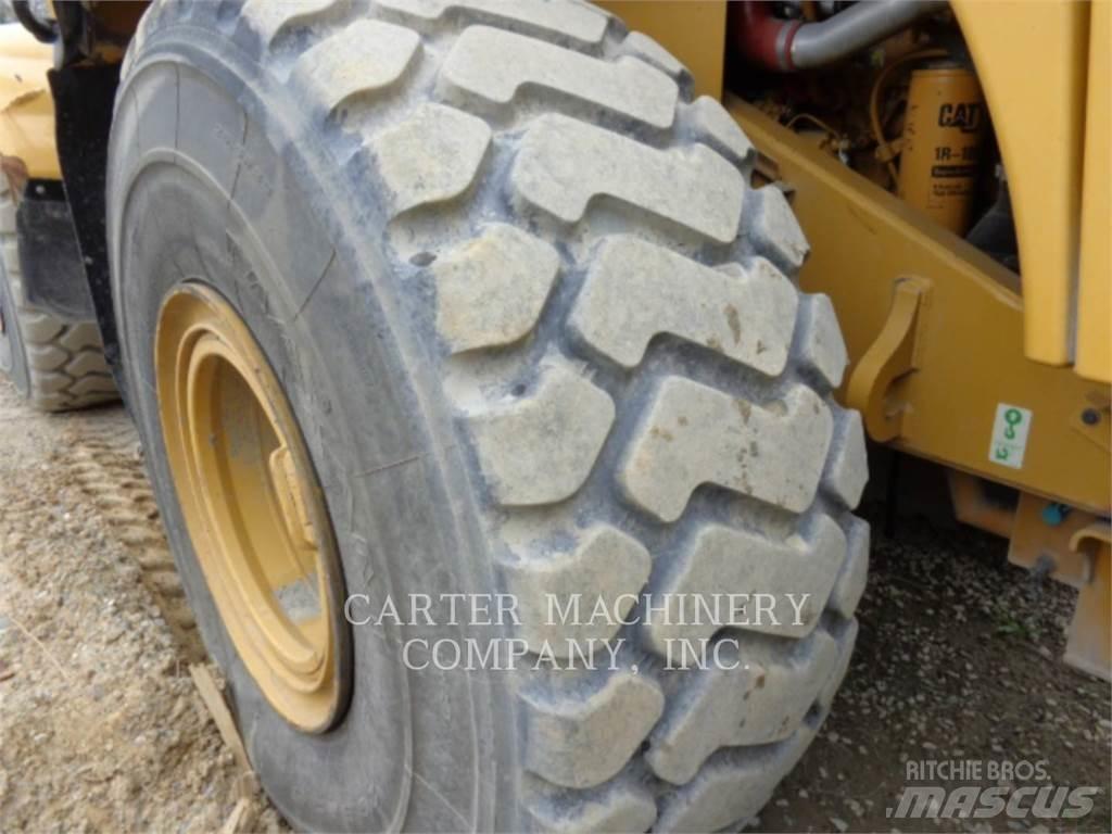 CAT 966M Iekrāvēji uz riteņiem