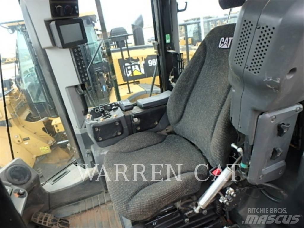 CAT 966M Iekrāvēji uz riteņiem