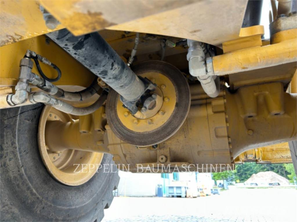 CAT 966M Iekrāvēji uz riteņiem