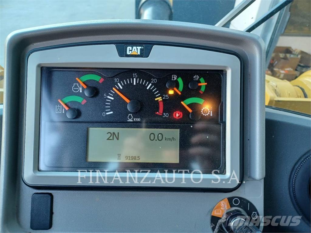 CAT 966M Iekrāvēji uz riteņiem