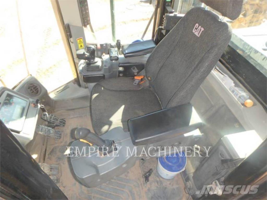 CAT 966M Iekrāvēji uz riteņiem