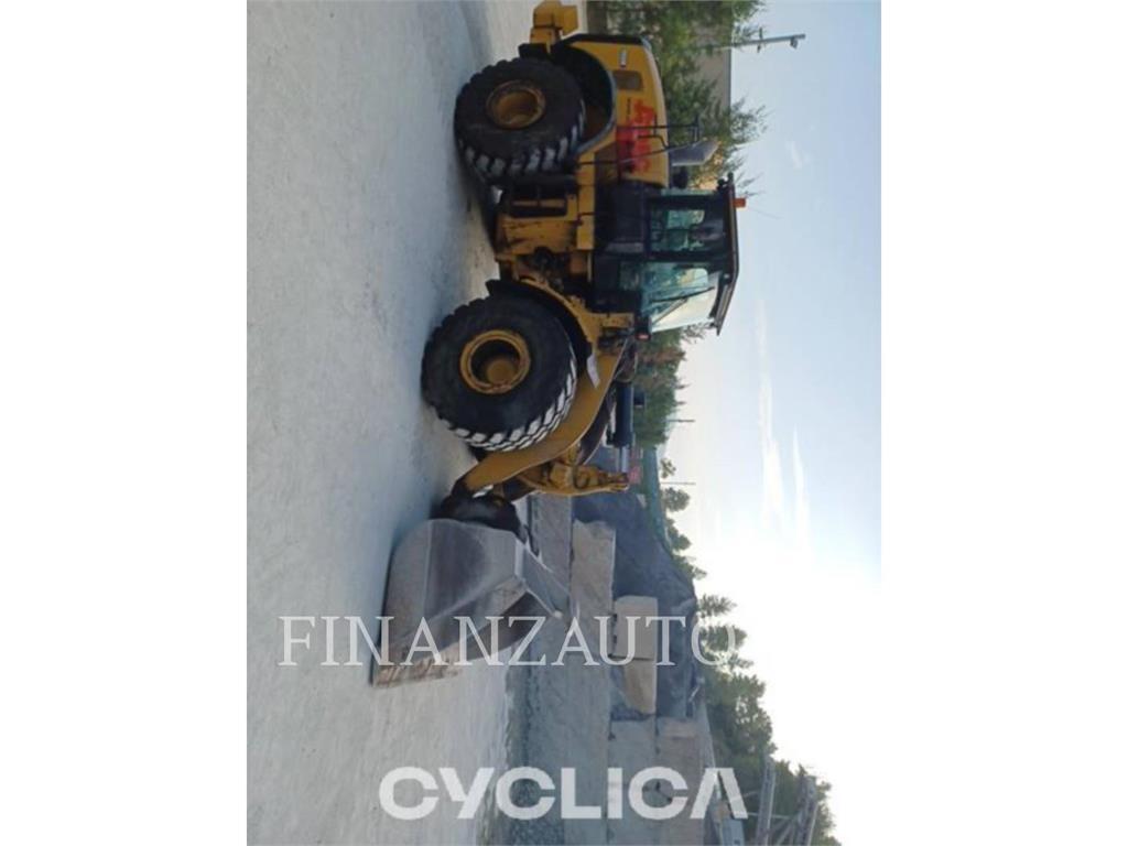 CAT 966M Iekrāvēji uz riteņiem