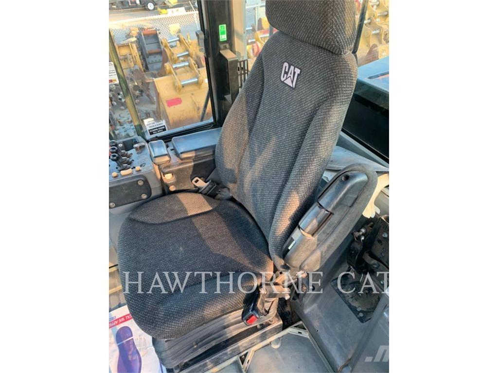 CAT 966M Iekrāvēji uz riteņiem