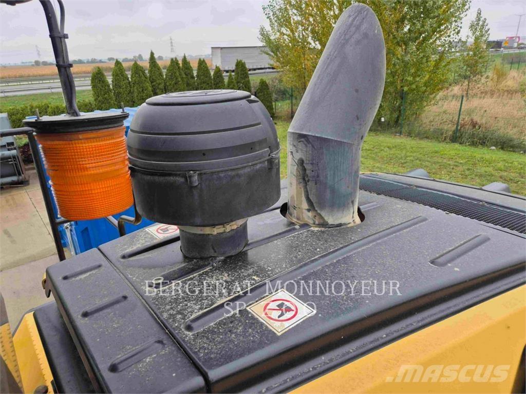 CAT 972 Iekrāvēji uz riteņiem