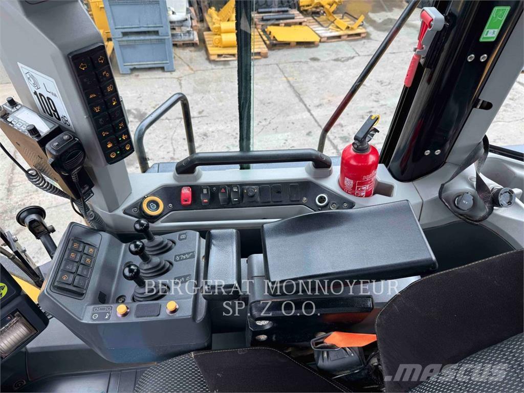 CAT 980 Iekrāvēji uz riteņiem