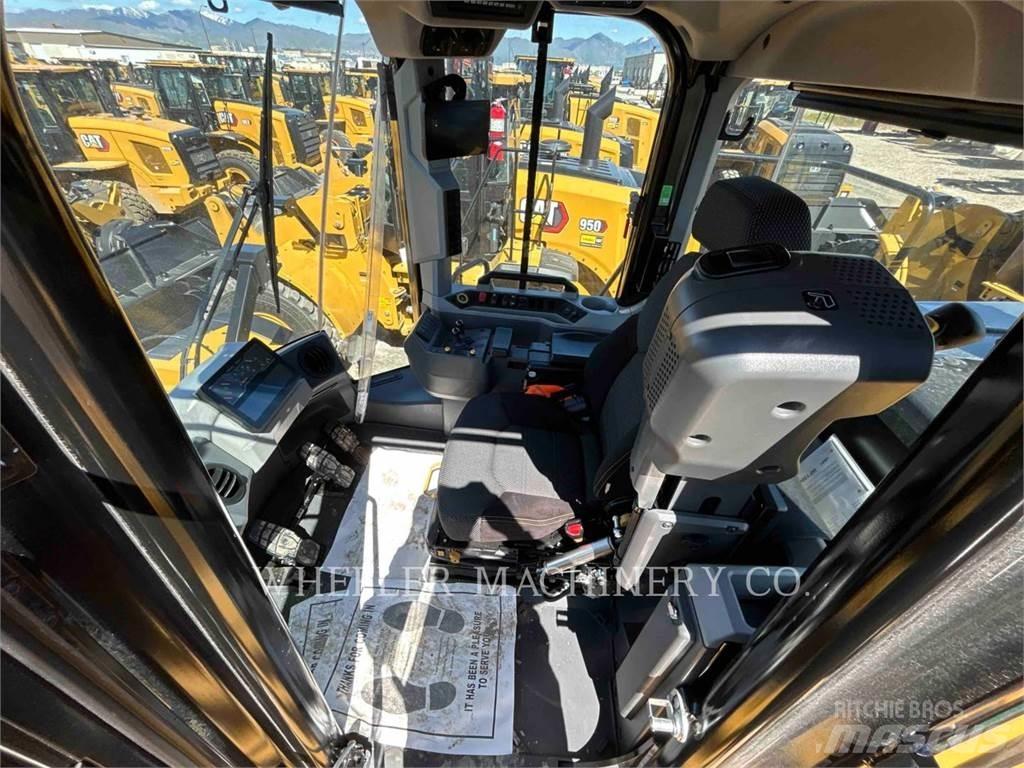 CAT 982 Iekrāvēji uz riteņiem